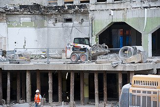 Zu sehen sind Bauarbeiten auf dem Baufeld des Bauen im Bestand Projektes Poseidonhaus in Frankfurt am Main