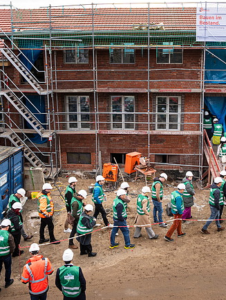 Baustellenbesichtigung Seidelsche Höfe von Außen bei der Gruppenführung