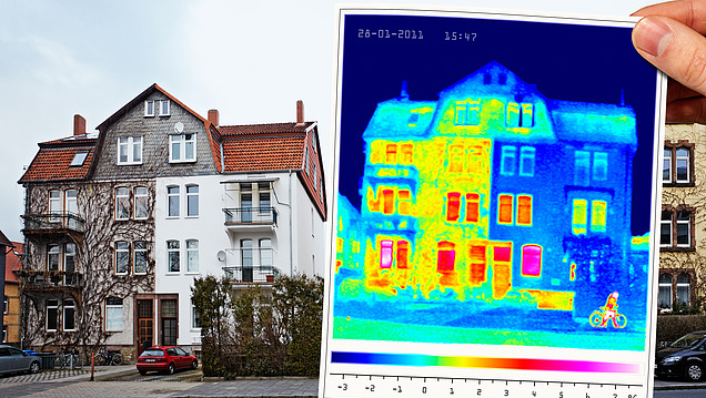 Altes Wohngebäude im Hintergrund, Wärmebildaufnahme im Vordergrund