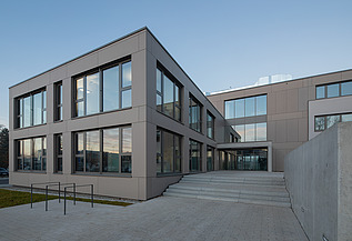 Zu sehen ist die Hausfassade des Bauen im Bestand-Projektes Anbau ZÜBLIN in Neu-Ulm