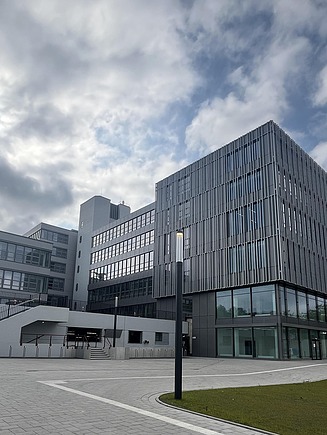 Zu sehen ist die Hausfassade des Bauen im Bestand Projektes UHG Bielefeld 1. BA