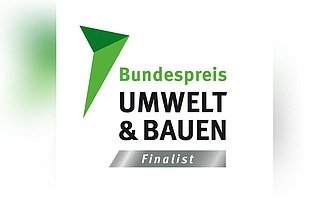 Zu sehen ist das Logo für den Bundespreis Umwelt & Bauen Finalist