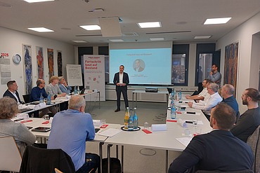 Begrüßung einer Schulungsgruppe durch den Vorstand