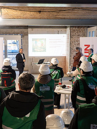 ZÜBLIN Präsentation vor einer Gruppe bei der Baustellenbesichtigung Seidelsche Höfe