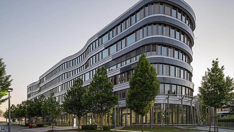 Sanierte Gebäude Z2 in der Außenansicht bei leichter Dämmerung