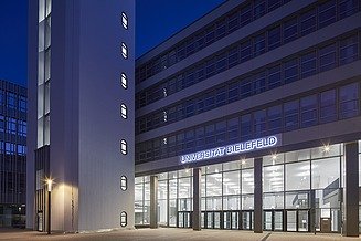 Universitätscampus Außenansicht Gebäude bei Nacht