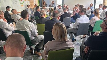 Vortragsrunde Bild aus Sicht des Publikums