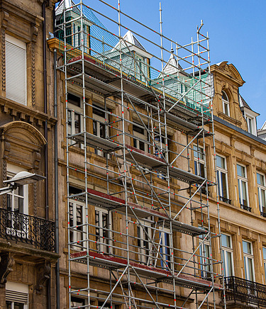 Alte Gebäudefassade die saniert wird