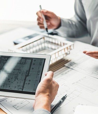 Architektonisches 3D Modell und ein Tablett in einer Gesprächssituation