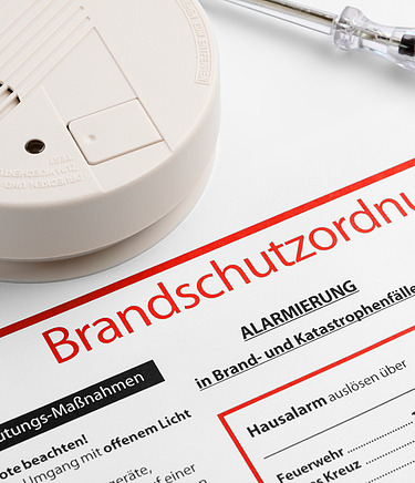 Brandschutzordnung auf einem Plan mit Schraubenzieher und Feuermelder