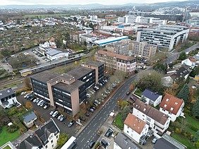EBH: Drohnenansicht vor der Sanierung zeigt ein altes dunkles Gebäude im Wohngebiet von Echborn