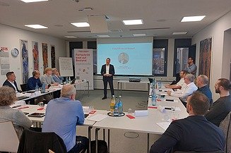 Begrüßung einer Schulungsgruppe durch den Vorstand