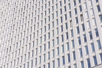 Zu sehen ist die Hausfassade des Bauen im Bestand-Projektes Charité Universitätsmedizin in Berlin