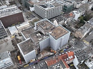 Zu sehen sind Drohnenaufnahmen des Bauen im Bestand-Projektes Zentralbibliothek Köln