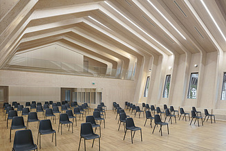 Zu sehen ist die Aula des Bauen im Bestand-Projektes Metropolitan School, Berlin