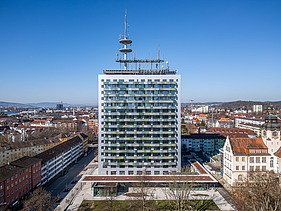 Frontalansicht auf den TAK Telekom und umliegende Umgebung