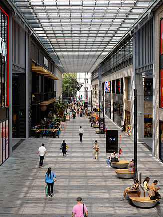 Zu sehen ist die modernisierte Markthalle des Bauen im Bestand-Projektes The Playce in Berlin 