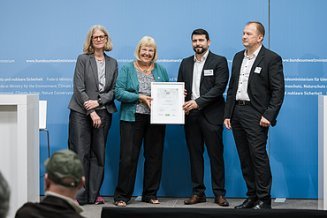Preisverleihung auf dem Bühne zum Sonderpreis UMWELT & BAUEN 