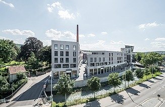 Zu sehen ist die Hausfassade des Bauen im Bestand-Projektes Enzian Seifenfabrik in Metzingen