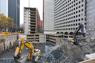 Zu sehen sind Bauarbeiten auf dem Baufeld des Bauen im Bestand Projektes Poseidonhaus in Frankfurt am Main