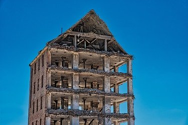 Entkerntes hohes Gebäude bei blauem wolkenlosen Himmel