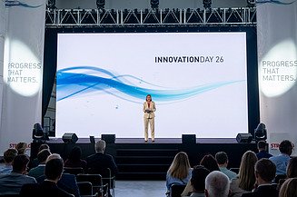 Vortrag und Präsentation der Moderation auf dem Podium STRABAG Innovation Day 