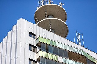 Fassade, Balköne in grün und das Dach des TAK Telekom