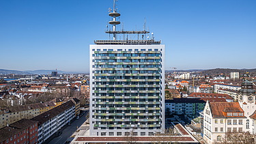 Frontalansicht auf den TAK Telekom und umliegende Umgebung