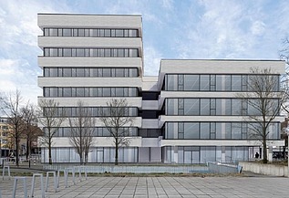 Zu sehen ist die Hausfassade des Bauen im Bestand-Projektes Zentralbibliothek in Köln