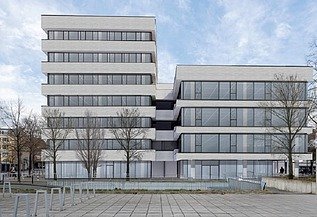 Zu sehen ist die Hausfassade des Bauen im Bestand-Projektes Zentralbibliothek in Köln