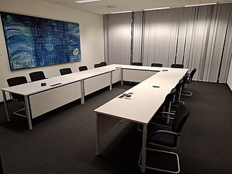 Zu sehen ist ein fertiger Besprechungsraum des Bauen im Bestand-Projektes Atlanta Business Center in Stuttgart-Möhringen