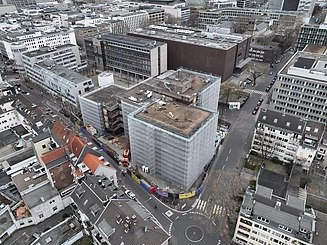 Zu sehen sind Drohnenaufnahmen des Bauen im Bestand-Projektes Zentralbibliothek Köln