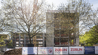 Außenansicht und Bauzaunbanner EBH Eschborn