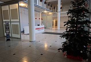 Zu sehen ist der fertige Eingangsbereich des Bauen im Bestand-Projektes Atlanta Business Center in Stuttgart-Möhringen