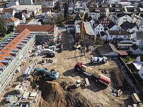 Vogelperspektive auf die Baustelle und Kranarbeiten