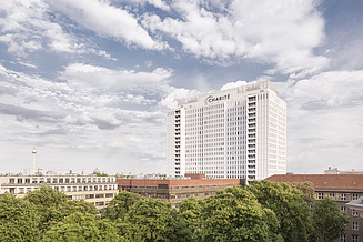 Zu sehen ist die Hausfassade des Bauen im Bestand-Projektes Charité Universitätsmedizin in Berlin