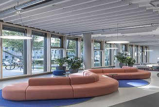 Innenansicht des Erdgeschosses im Z2 mit orangenen modernen Sitzgelegenheiten