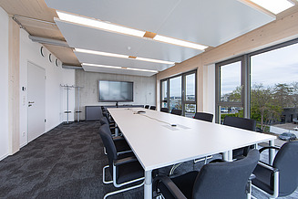 Zu sehen ist ein Besprechungsraum des Bauen im Bestand-Projektes Anbau ZÜBLIN in Neu-Ulm