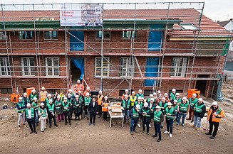 Gruppenbild Baustellenbesichtigung vor den Seidelschen Höfe