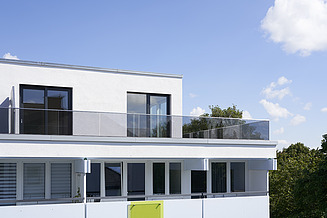 Zu sehen ist ein Balkon einer Dachgeschosswohnung des Bauen im Bestand-Projektes Bodeneherstraße in München