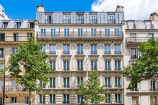 Paris, historische Gebäude in der Rue de Lyon, typische Fassaden und Fenster
