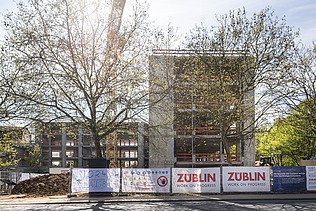 Außenansicht und Bauzaunbanner EBH Eschborn