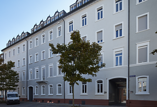 Zu sehen ist die Hausfassade des Bauen im Bestand-Projektes Sophienstudios in Kalrsruhe.